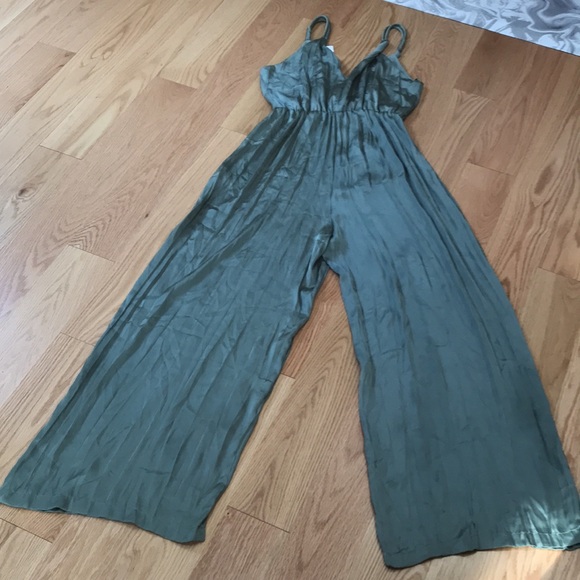 New! Zara medium olive satin effect wrinkled V neck jumpsuit. - Picture 7 of 10